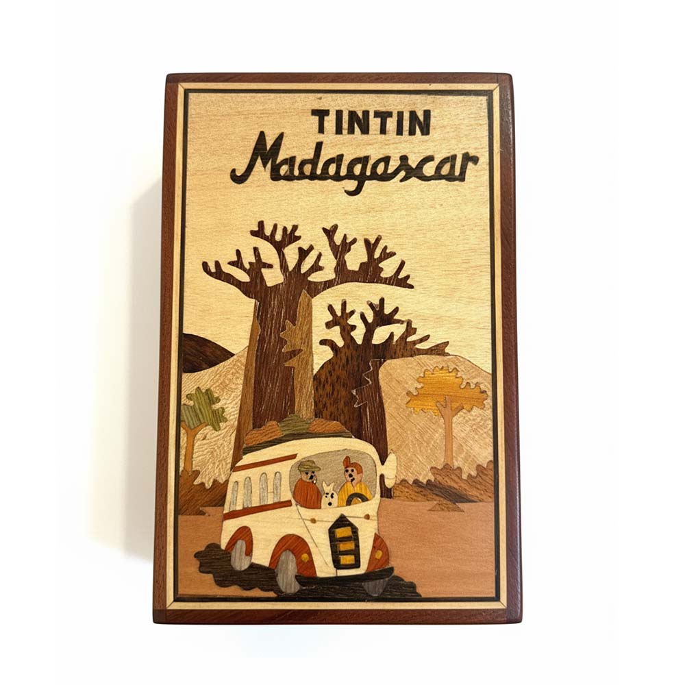 Boite de rangement en bois Tintin à Madagascar |  Voyage en bus