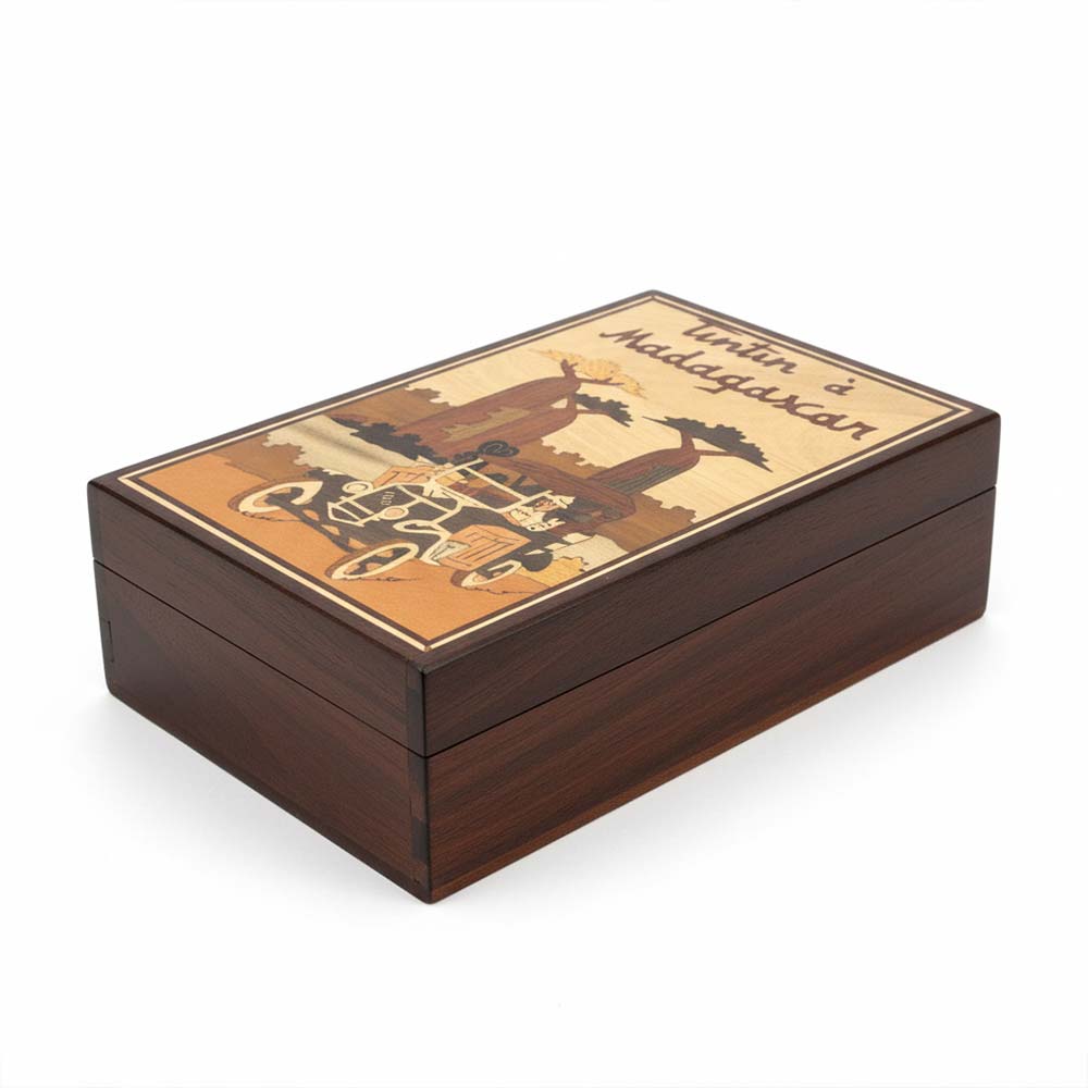 Boite de rangement en bois Tintin à Madagascar |  Voyage en voiture